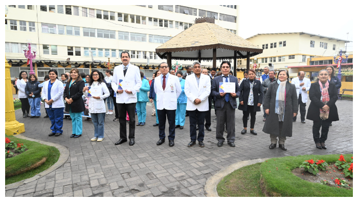 En este acto cívico patriótico acompañaron al director general los directores de línea, jefes de Departamentos y Servicios, personal médico asistencial y administrativo.