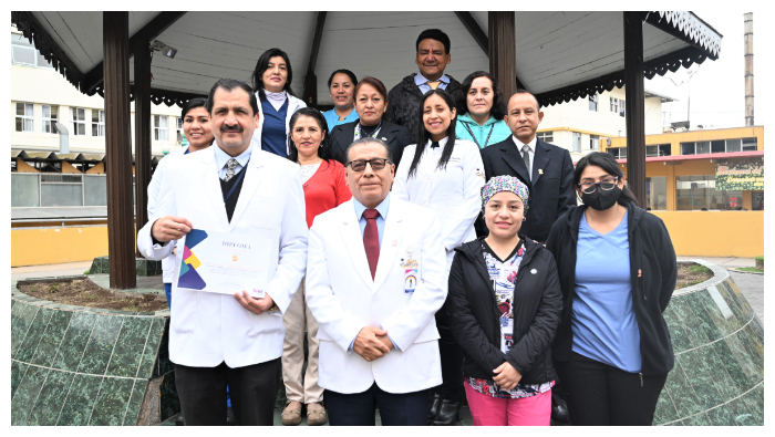 En este acto cívico patriótico acompañaron al director general los directores de línea, jefes de Departamentos y Servicios, personal médico asistencial y administrativo.