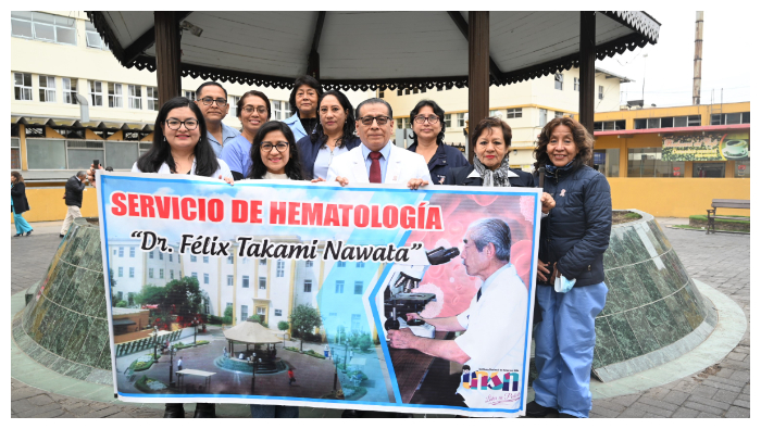 En este acto cívico patriótico acompañaron al director general los directores de línea, jefes de Departamentos y Servicios, personal médico asistencial y administrativo.