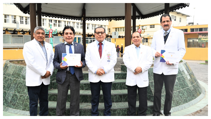 En este acto cívico patriótico acompañaron al director general los directores de línea, jefes de Departamentos y Servicios, personal médico asistencial y administrativo.