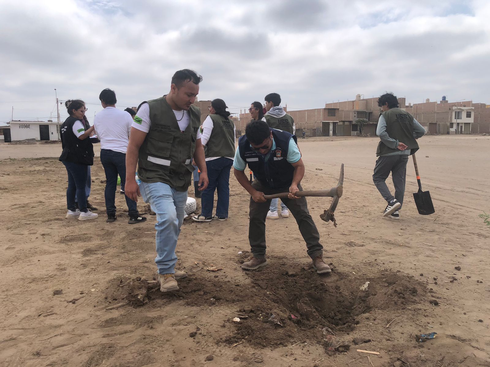 CAMPAÑA DE ARBORIZACIÓN CON PICO HACIENDO HOYO PARA LA PLANTA 2