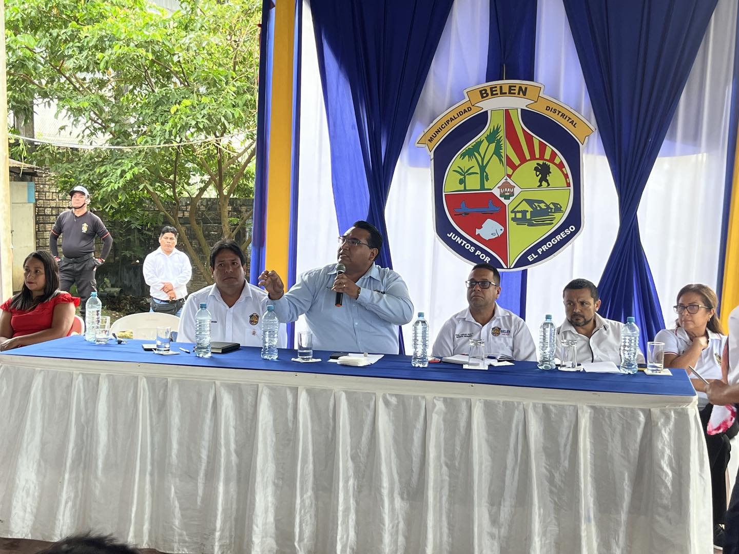 El Alcalde Cesar Vidaurre Floridas junto a su equipo técnico legal vienen brindando la conferencia de prensa