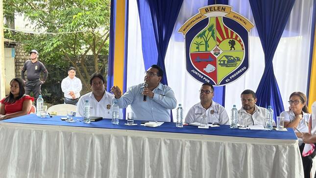 El Alcalde Cesar Vidaurre Floridas junto a su equipo técnico legal vienen brindando la conferencia de prensa