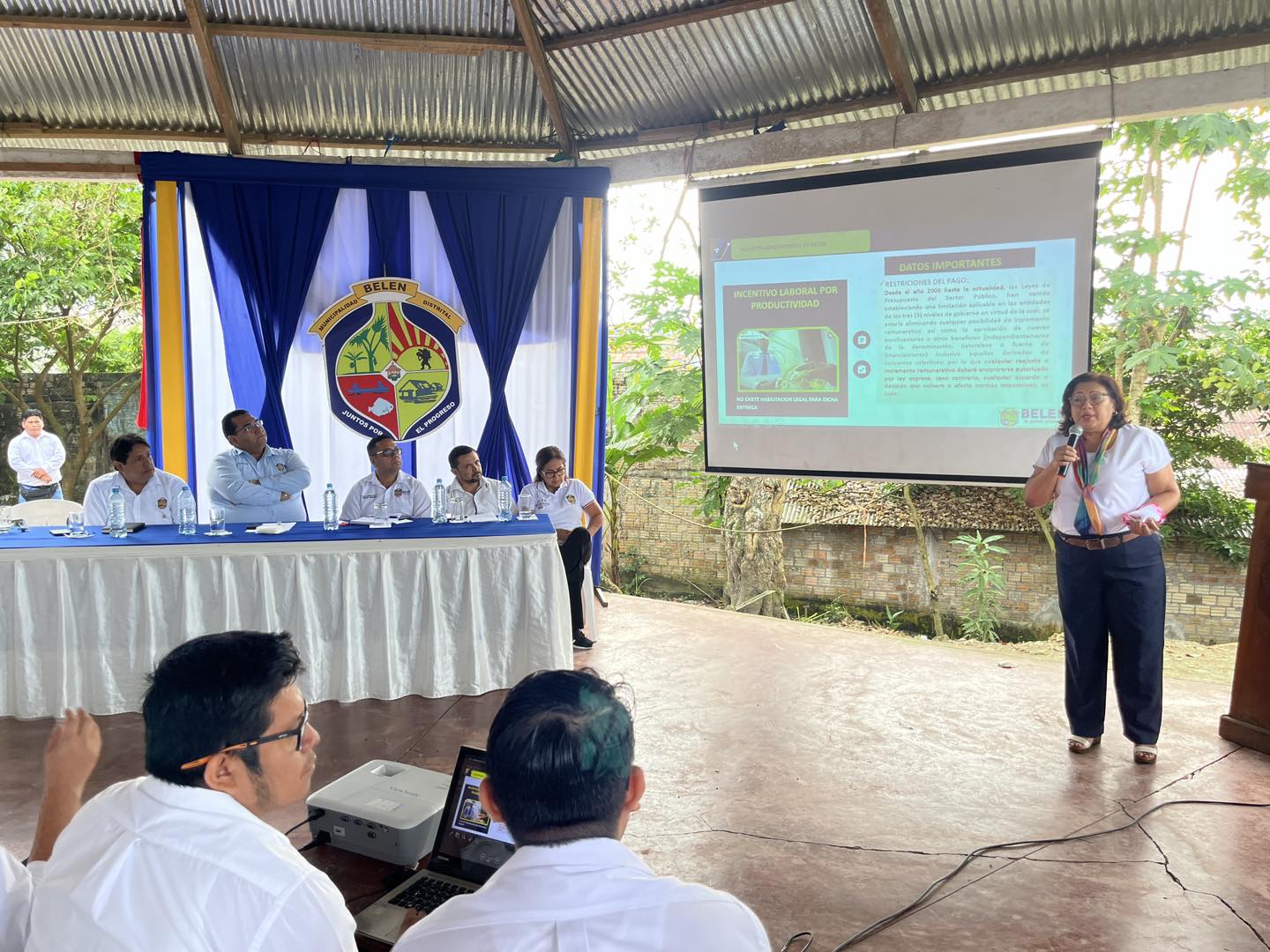 El Alcalde Cesar Vidaurre Floridas junto a su equipo técnico legal vienen brindando la conferencia de prensa