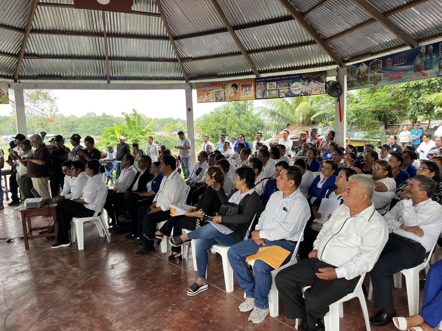 El Alcalde Cesar Vidaurre Floridas junto a su equipo técnico legal vienen brindando la conferencia de prensa