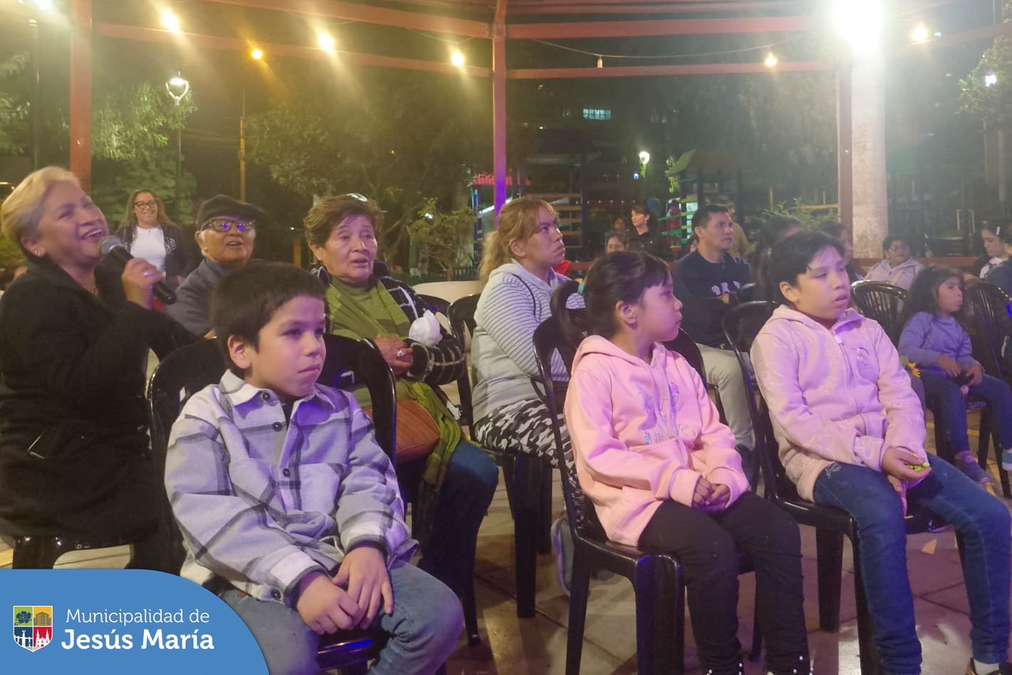 Con mucha música, canto y baile, nuestras mamitas jesusmarianas gozaron de una divertida noche de karaoke entre vecinos. Agradecemos a todos los asistentes e invitamos a que estén atentos a la próxima fecha que anunciaremos en nuestras redes sociales.