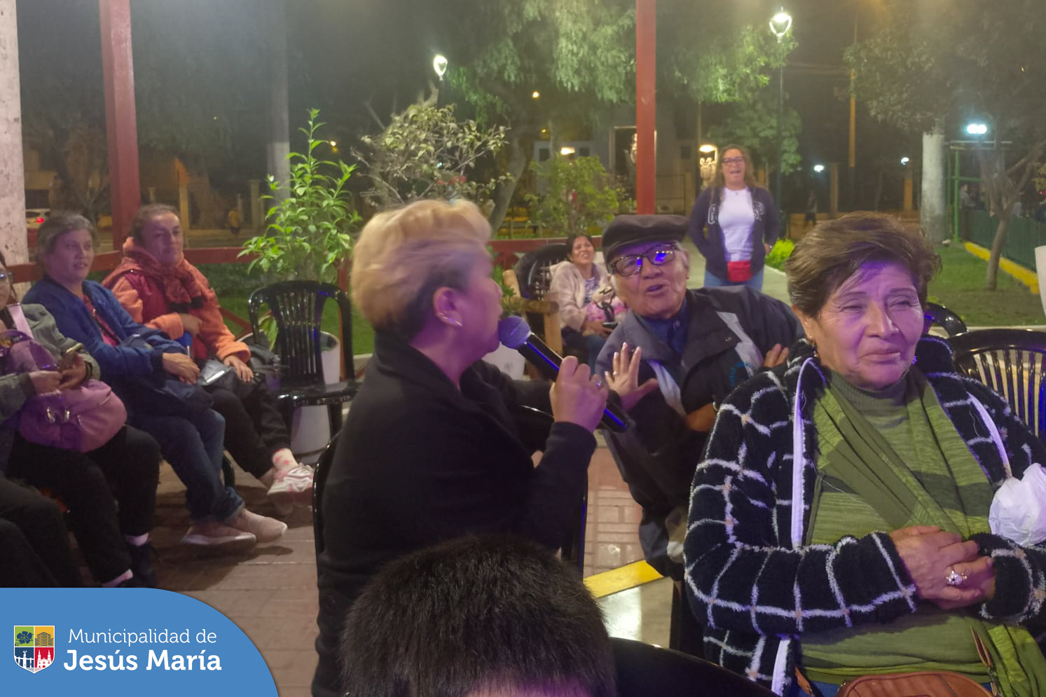 Con mucha música, canto y baile, nuestras mamitas jesusmarianas gozaron de una divertida noche de karaoke entre vecinos. Agradecemos a todos los asistentes e invitamos a que estén atentos a la próxima fecha que anunciaremos en nuestras redes sociales.
