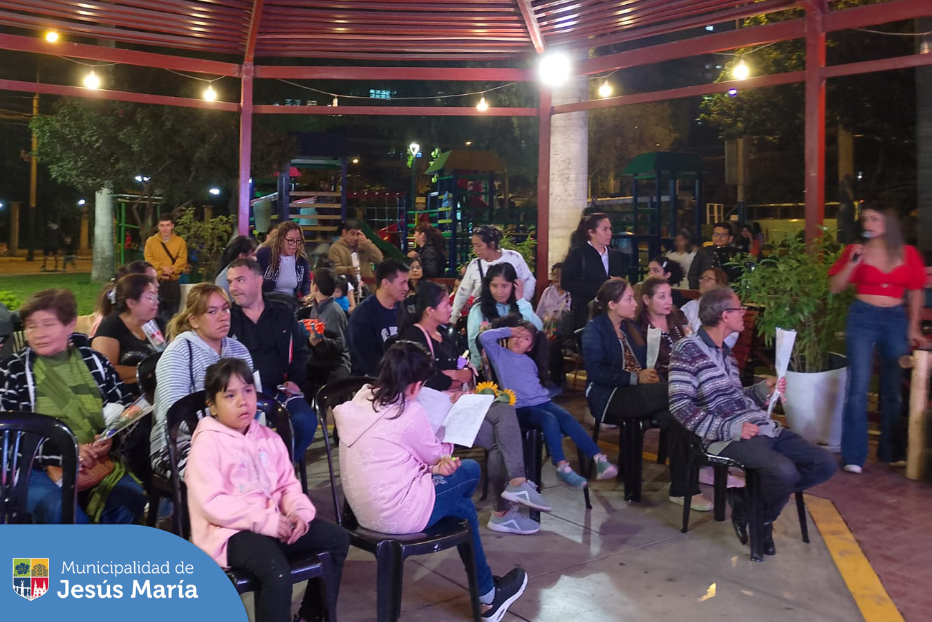 Con mucha música, canto y baile, nuestras mamitas jesusmarianas gozaron de una divertida noche de karaoke entre vecinos. Agradecemos a todos los asistentes e invitamos a que estén atentos a la próxima fecha que anunciaremos en nuestras redes sociales.