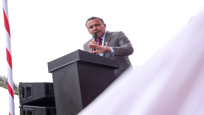 Nuestro alcalde 𝐉𝐡𝐨𝐯𝐢𝐧𝐬𝐨𝐧 𝐕𝐚𝐬𝐪𝐮𝐞𝐳, en compañía del burgomaestre Pedro Spadaro y otras autoridades, se unieron para acompañar a más de 22 colegios de la zona centro en este desfile descentralizado. Los batallones de los colegios que obtuvieron el primer lugar participarán en el gran desfile central el próximo 19 de julio en la Av. Pedro Beltrán, frente a la Plaza de Armas de Ventanilla.