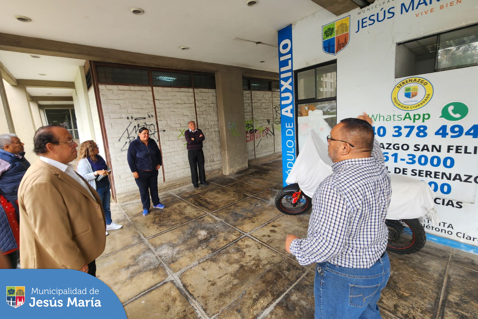 Nuestro alcalde Jesús Gálvez Olivares visitó el Conjunto Residencial San Felipe para verificar los avances del módulo de seguridad ciudadana 👮♂️ que la municipalidad habilitará en la zona. En la visita estuvo presente la presidenta del edificio Las Moreras, Ana Delgado y el presidente de la zona de estacionamientos P-7, Alfredo Zegarra.