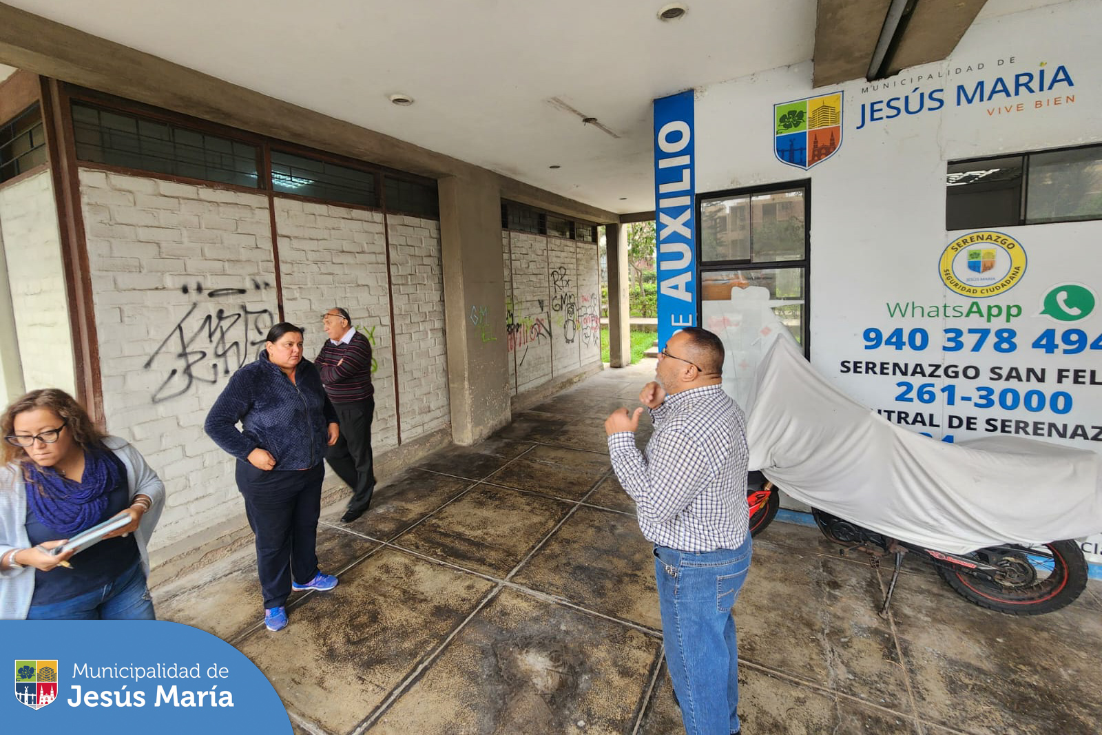 Nuestro alcalde Jesús Gálvez Olivares visitó el Conjunto Residencial San Felipe para verificar los avances del módulo de seguridad ciudadana 👮♂️ que la municipalidad habilitará en la zona. En la visita estuvo presente la presidenta del edificio Las Moreras, Ana Delgado y el presidente de la zona de estacionamientos P-7, Alfredo Zegarra.