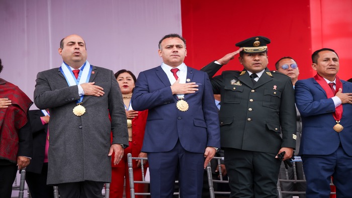 Nuestro alcalde 𝐉𝐡𝐨𝐯𝐢𝐧𝐬𝐨𝐧 𝐕𝐚𝐬𝐪𝐮𝐞𝐳 y el burgomaestre chalaco Pedro Spadaro estuvieron presentes acompañando a más de 45 colegios nacionales y privados de niveles inicial, primaria y secundaria que demostraron su pundonor en su paso marcial frente al estrado de honor. La directora de la UGEL, junto con otras autoridades locales y chalacas, también asistieron para apoyar a los estudiantes en esta gran demostración de disciplina y civismo. Los batallones de los colegios ganadores, que obtuvieron el primer puesto, estarán presentes en el gran desfile central este 19 de julio en la Av. Pedro Beltrán, frente a la Plaza de Armas de Ventanilla.