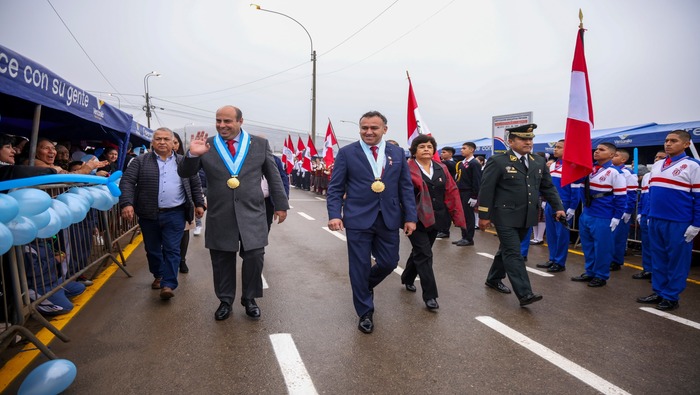 Nuestro alcalde 𝐉𝐡𝐨𝐯𝐢𝐧𝐬𝐨𝐧 𝐕𝐚𝐬𝐪𝐮𝐞𝐳 y el burgomaestre chalaco Pedro Spadaro estuvieron presentes acompañando a más de 45 colegios nacionales y privados de niveles inicial, primaria y secundaria que demostraron su pundonor en su paso marcial frente al estrado de honor. La directora de la UGEL, junto con otras autoridades locales y chalacas, también asistieron para apoyar a los estudiantes en esta gran demostración de disciplina y civismo. Los batallones de los colegios ganadores, que obtuvieron el primer puesto, estarán presentes en el gran desfile central este 19 de julio en la Av. Pedro Beltrán, frente a la Plaza de Armas de Ventanilla.