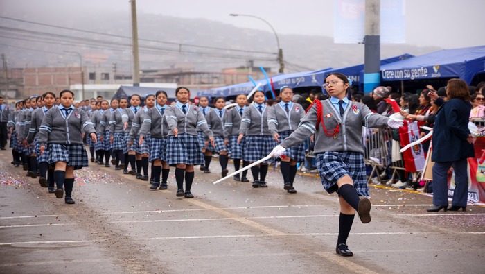 Nuestro alcalde 𝐉𝐡𝐨𝐯𝐢𝐧𝐬𝐨𝐧 𝐕𝐚𝐬𝐪𝐮𝐞𝐳 y el burgomaestre chalaco Pedro Spadaro estuvieron presentes acompañando a más de 45 colegios nacionales y privados de niveles inicial, primaria y secundaria que demostraron su pundonor en su paso marcial frente al estrado de honor. La directora de la UGEL, junto con otras autoridades locales y chalacas, también asistieron para apoyar a los estudiantes en esta gran demostración de disciplina y civismo. Los batallones de los colegios ganadores, que obtuvieron el primer puesto, estarán presentes en el gran desfile central este 19 de julio en la Av. Pedro Beltrán, frente a la Plaza de Armas de Ventanilla.