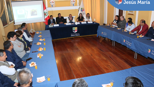 Cada 10 de mayo se celebra en nuestro país el Día del Archivero, 👨🏻‍💼 para reconocer la labor vital de los profesionales que ayudan a la conservación de documentos históricos. 📜 Desde los archivos nacionales hasta las pequeñas colecciones locales, el trabajo de los archiveros garantiza que las generaciones presentes y futuras puedan acceder a nuestro patrimonio documental. En este día celebramos su dedicación, ¡Feliz día del archivero peruano! 
