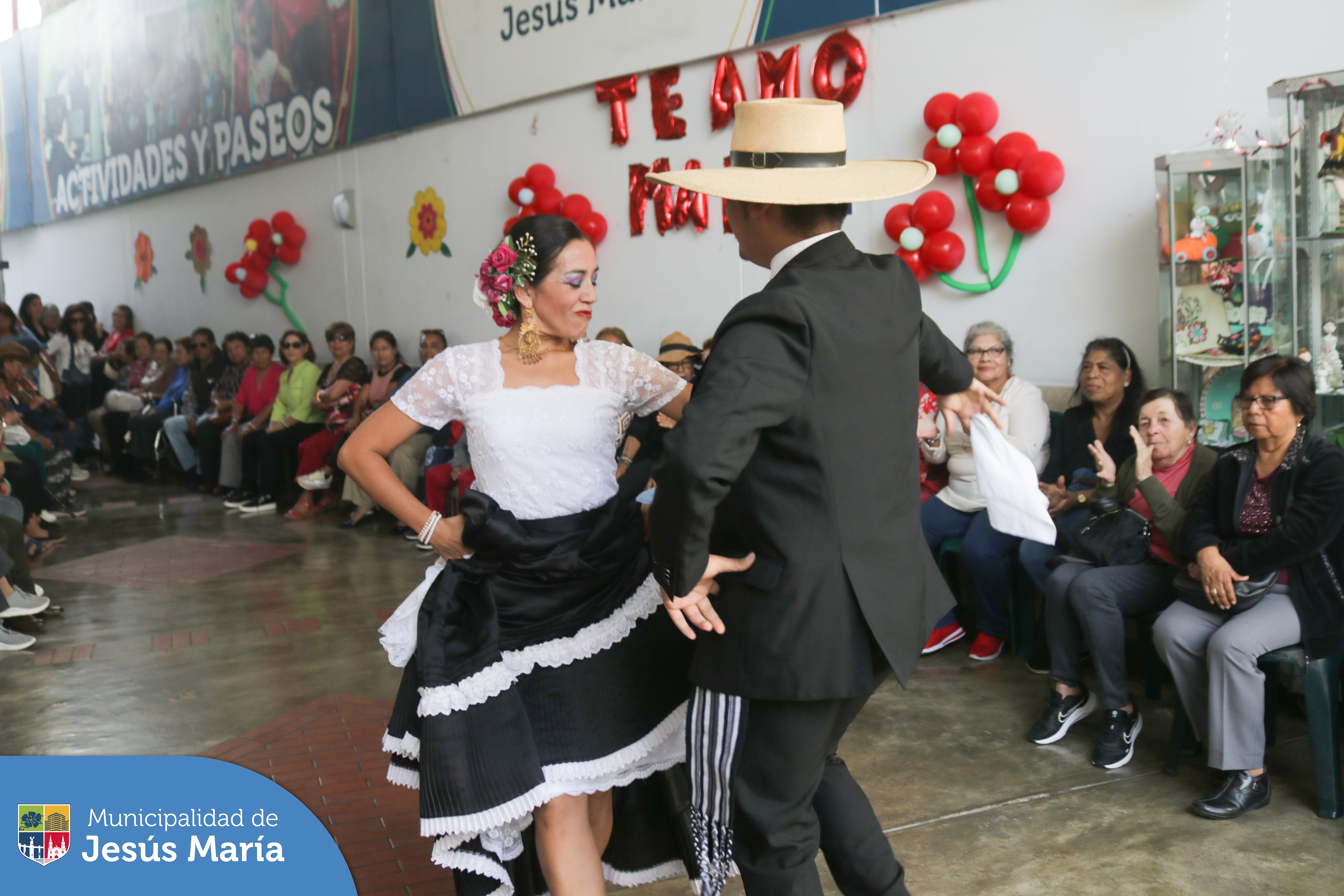 💝 Nuestras mamitas asistentes a la Casa del Vecino Estados Unidos, recibieron un homenaje lleno de música, 🎶 baile 💃, diversión 🎉 y premios sorpresa 🎁 en la celebración por el Día de la Madre.