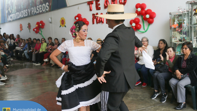 💝  Nuestras mamitas asistentes a la Casa del Vecino Estados Unidos, recibieron un homenaje lleno de música, 🎶 baile 💃, diversión 🎉 y premios sorpresa 🎁 en la celebración por el Día de la Madre.