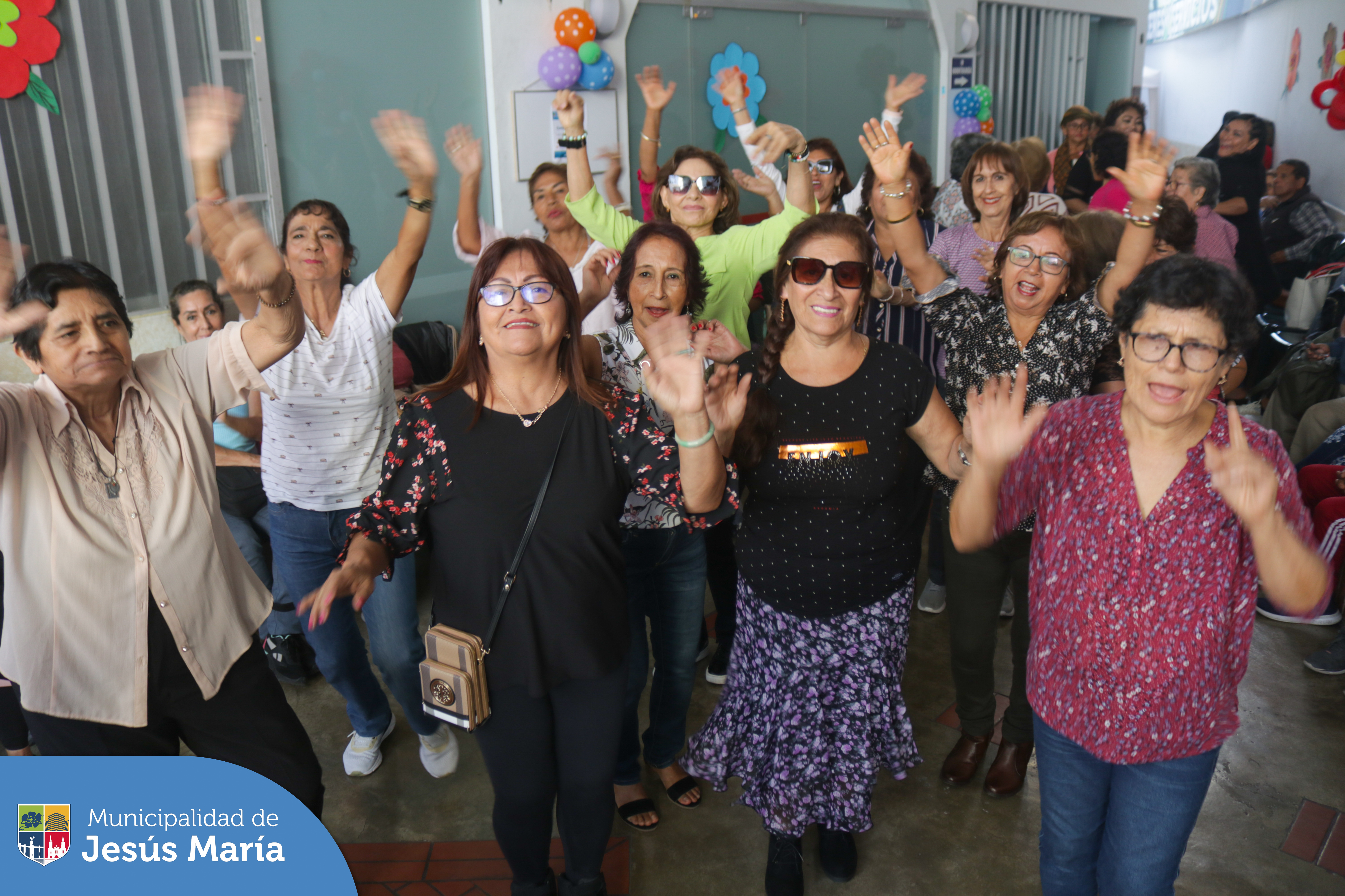 💝 Nuestras mamitas asistentes a la Casa del Vecino Estados Unidos, recibieron un homenaje lleno de música, 🎶 baile 💃, diversión 🎉 y premios sorpresa 🎁 en la celebración por el Día de la Madre.