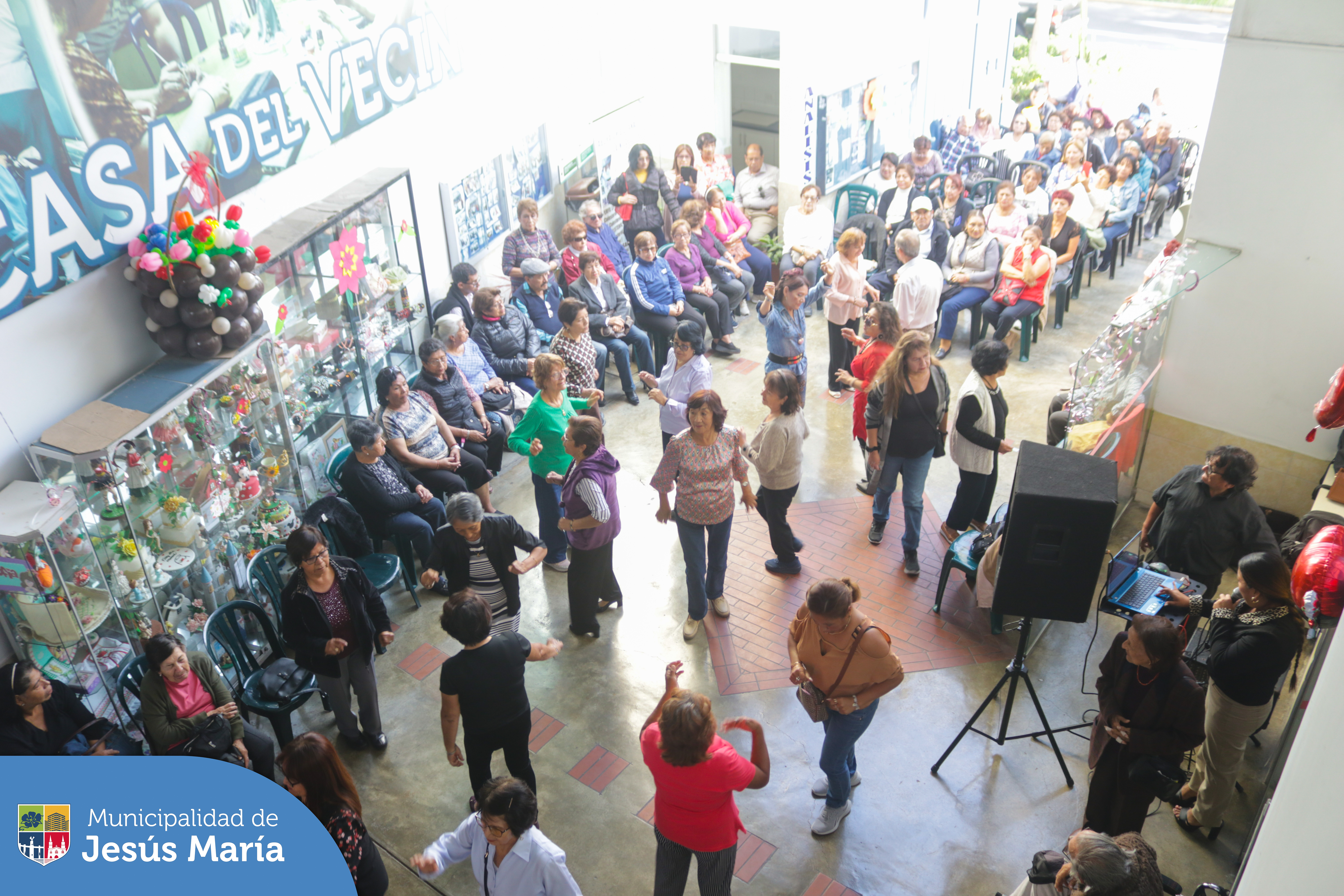 💝 Nuestras mamitas asistentes a la Casa del Vecino Estados Unidos, recibieron un homenaje lleno de música, 🎶 baile 💃, diversión 🎉 y premios sorpresa 🎁 en la celebración por el Día de la Madre.