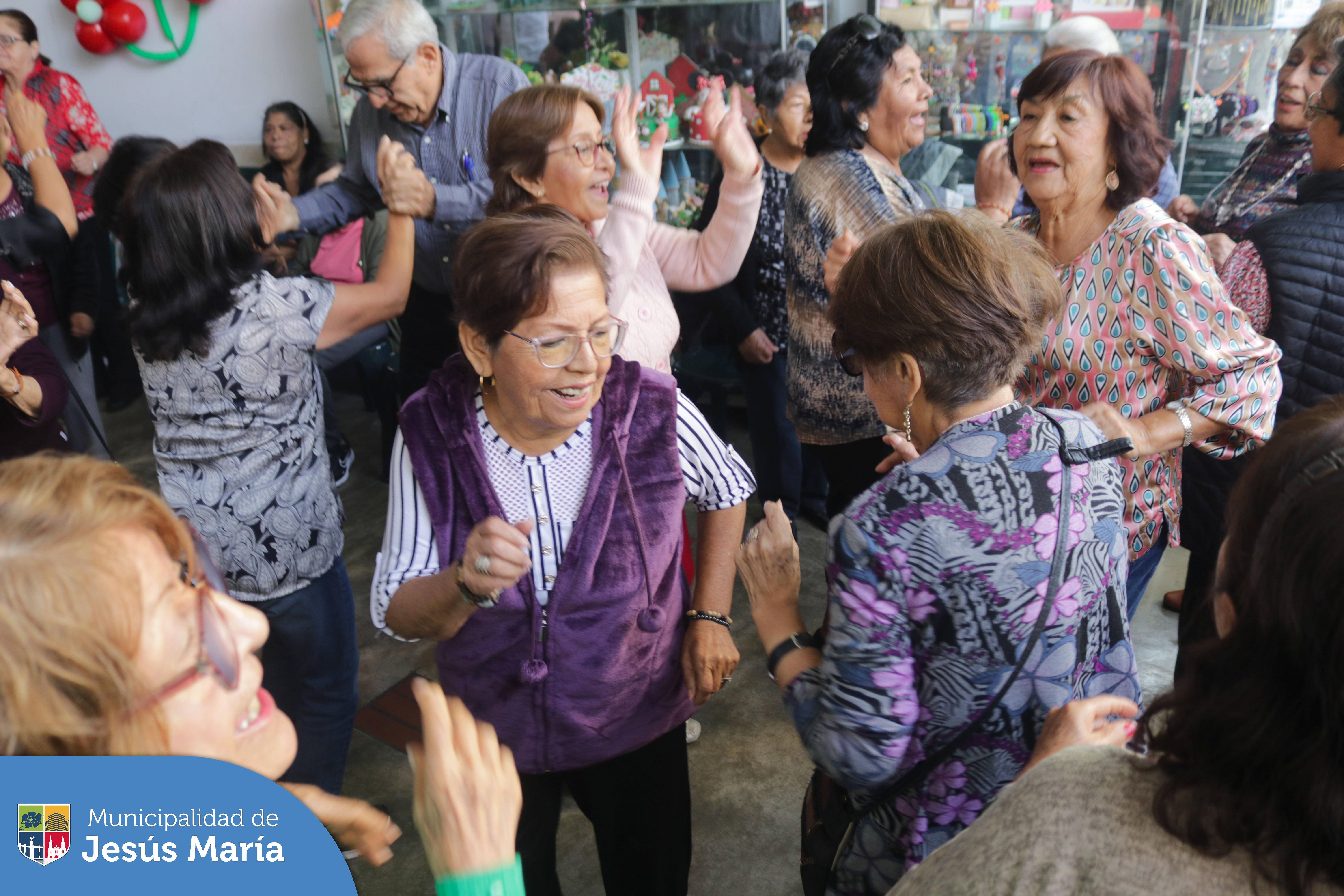 💝 Nuestras mamitas asistentes a la Casa del Vecino Estados Unidos, recibieron un homenaje lleno de música, 🎶 baile 💃, diversión 🎉 y premios sorpresa 🎁 en la celebración por el Día de la Madre.