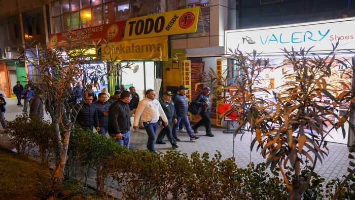 Nuestro alcalde 𝐉𝐡𝐨𝐯𝐢𝐧𝐬𝐨𝐧 𝐕𝐚𝐬𝐪𝐮𝐞𝐳, junto con el comisario de Ventanilla, están llevando a cabo operativos de paraderos seguros de principio a fin del día. Estamos comprometidos con la seguridad de todos ustedes, supervisando personalmente que todo esté en orden. Juntos, seguiremos trabajando para un Ventanilla más seguro.