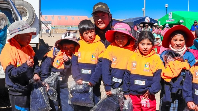 MPP brinda apoyo humanitario en el distrito de Pichacani centro poblado de Huaccochullo Jatucachi, para enfrentar el descenso de temperatura