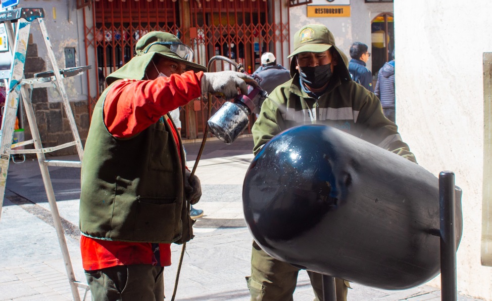 Puno embellece sus parques y plazas con labores de pintado y mantenimiento