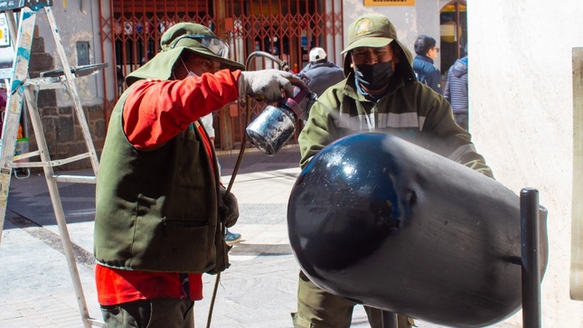 Puno embellece sus parques y plazas con labores de pintado y mantenimiento
