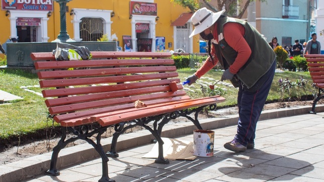 Continúan trabajos de pintado y mantenimiento en el centro de la ciudad