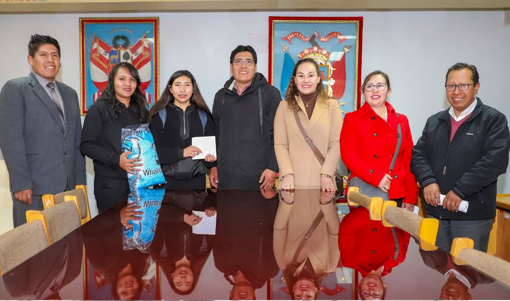 Concejo municipal brinda apoyo al deporte puneño con donación simbólica al equipo de básquet femenino Fort Sprit