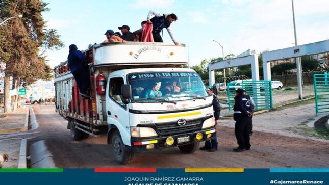 📌Con el propósito de ordenar el transporte de pasajeros, de carga de mercancías y  verificar que los conductores cumplan con la documentación para brindar servicio público en nuestra ciudad, la Municipalidad Provincial de Cajamarca, a través de la gerencia de Transporte y Seguridad Vial, realizó un operativo en los exteriores del campo ferial Iscoconga y en la Av. Los Héroes a la altura del mercado San Sebastián.
✅Exhortamos a todos los conductores a regularizar su documentación y cumplir con las disposiciones que rigen en la comuna local para brindar un servicio adecuado a todos los cajamarquinos.
