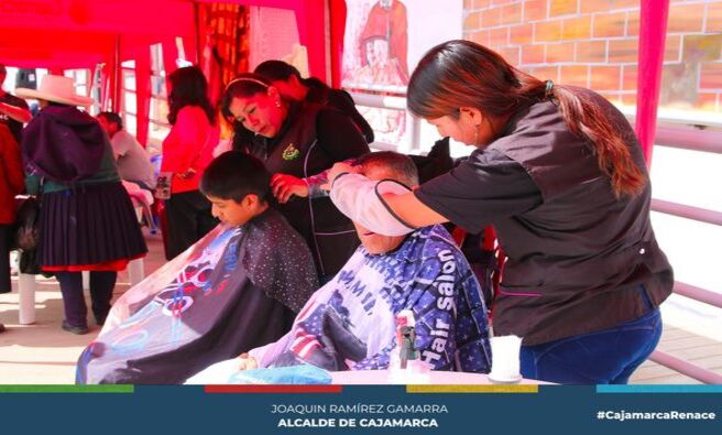 📌El Centro Integral de Atención al Adulto Mayor (CIAM) de la Municipalidad Provincial de Cajamarca organizó la I Feria “Cómprale al Adulto Mayor”. En esta feria, las personas de la tercera edad ofrecieron productos artesanales elaborados por ellos mismos. Además diferentes áreas se sumaron para brindar servicios como corte de cabello, asesoría jurídica y psicológica.
✅La inauguración estuvo a cargo de Robert Ventura, Subgerente de Programas Sociales y Empadronamiento, quien destacó que estas actividades buscan revalorar el trabajo y esfuerzo de los adultos mayores y fomentar ingresos económicos a través de la venta de sus productos.