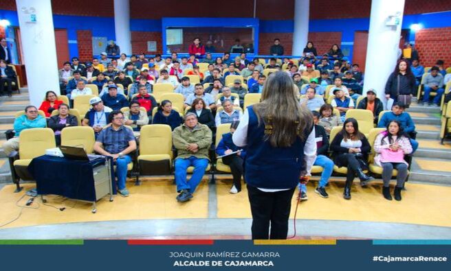 📌La Oficina Municipal de Atención a la Persona con Discapacidad (OMAPED) de la Municipalidad de Cajamarca, en colaboración con la Primera Fiscalía de Prevención del Delito, desarrolló la campaña "Dígalo con Respeto Persona con Discapacidad".
✅Esta iniciativa busca sensibilizar y concientizar al sector del transporte sobre el buen trato a personas con discapacidad, evitando el uso de palabras despectivas y promoviendo el cumplimiento de la ley general de la persona con discapacidad y la Ley del Pase Libre para las Personas con Discapacidad Severa.
👨🏫La campaña incluye charlas de sensibilización como "Empatía para el Buen Trato, Accesibilidad y Servicio de Calidad" a cargo del Ps. Víctor Raúl Rospigliosi Román, Director del Centro de Salud Mental "Esperanza de Vida", y "Prevención de Delitos en el Transporte Público y el Servicio a las Personas" por la Dra. Sandra Bringas Flores, Fiscal de la 1º Fiscalía de Prevención del Delito. Estas actividades buscan mejorar la calidad de servicio y promover el respeto hacia las personas con discapacidad en nuestra comunidad.