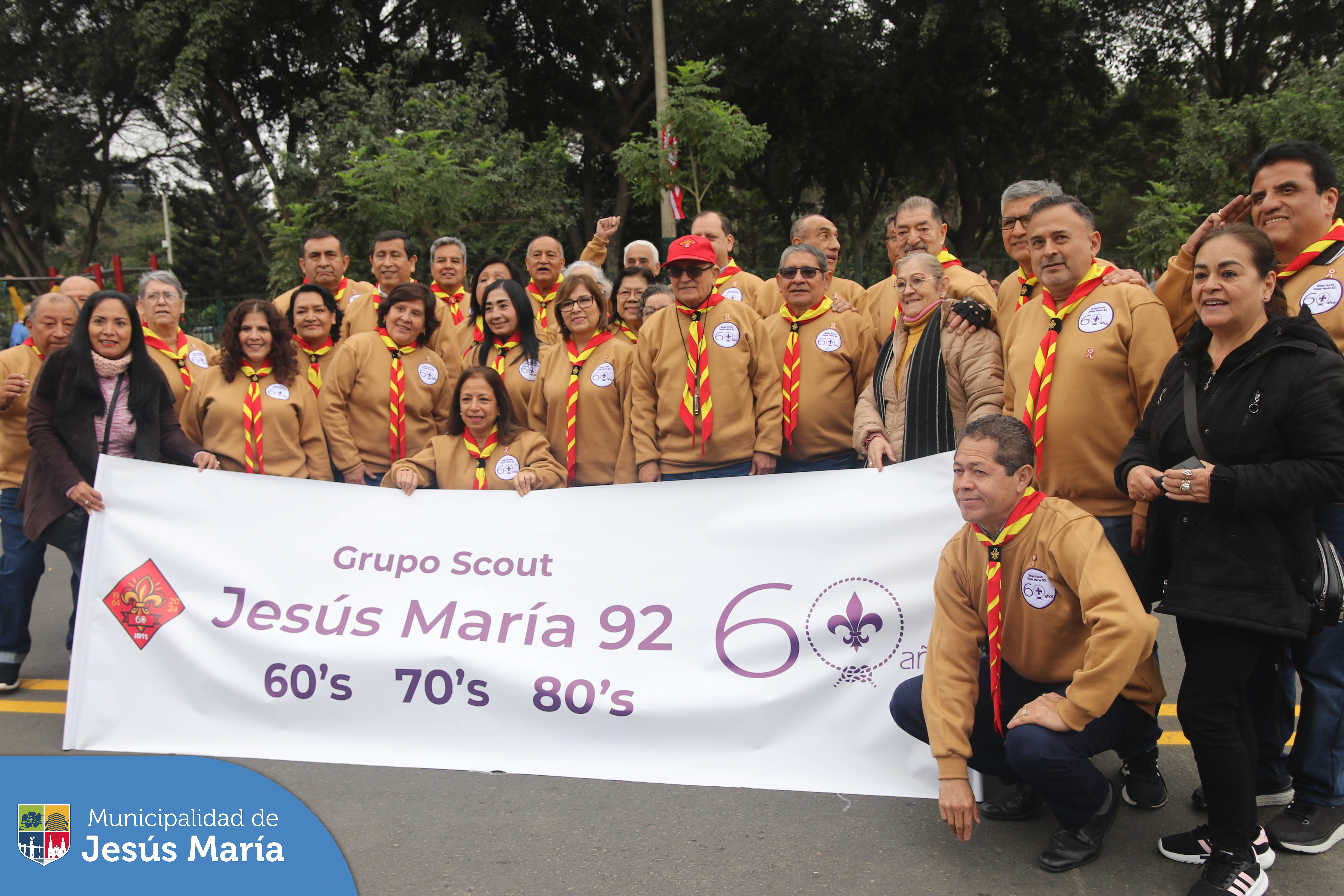 Con gran orgullo, recibimos a nuestros talentosos niños y jóvenes scouts, quienes desfilaron con paso marcial y el clásico saludo de la institución, 🫡 representando con fervor a sus diversos distritos y sedes.🚶‍♂️🚶‍♀️
El evento contó con la presencia de los funcionarios de la Municipalidad de Jesús María y las autoridades de los SCOUTS DEL PERÚ.
¡Mira las mejores fotos de esta muestra de compromiso, unión y espíritu!