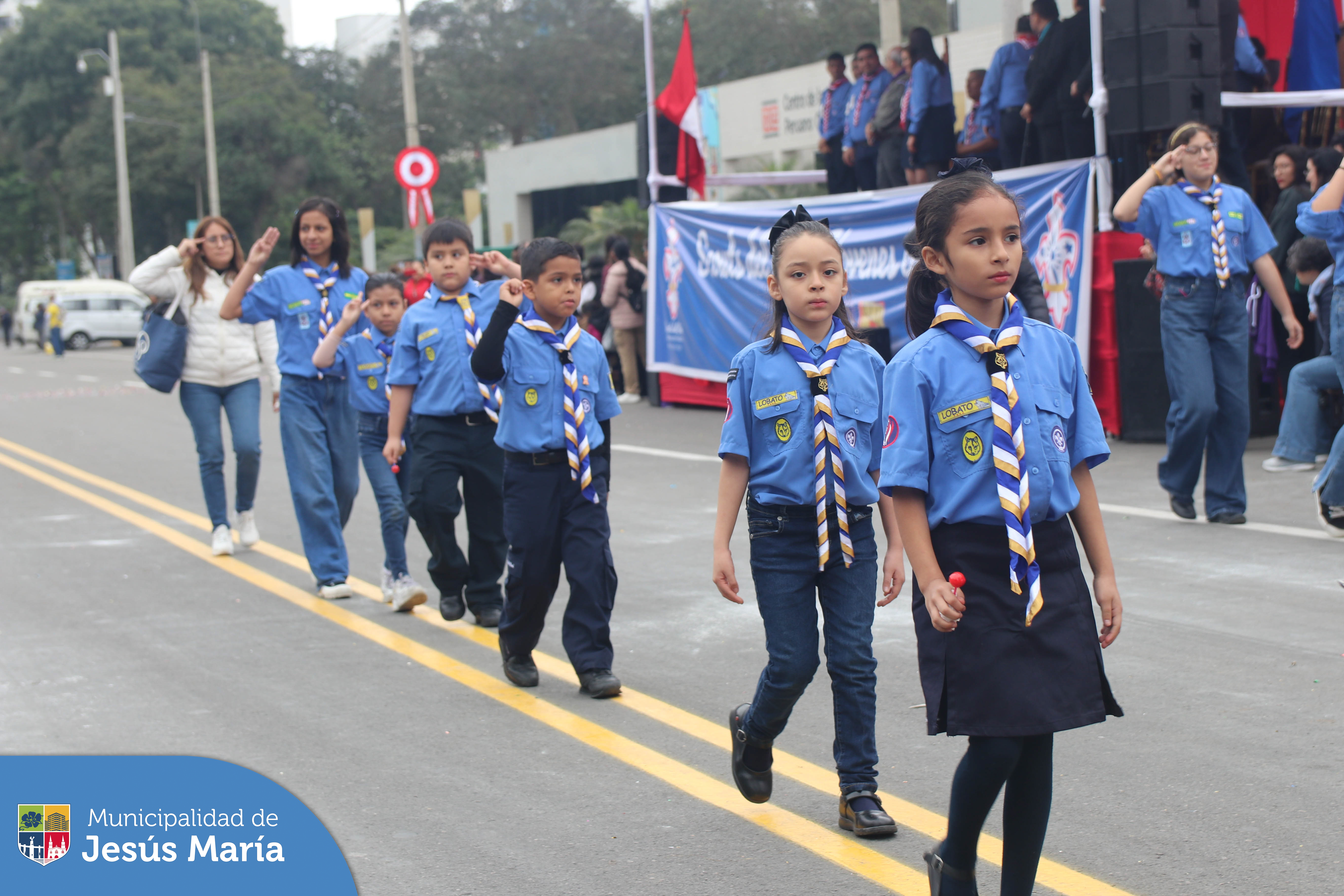 Con gran orgullo, recibimos a nuestros talentosos niños y jóvenes scouts, quienes desfilaron con paso marcial y el clásico saludo de la institución, 🫡 representando con fervor a sus diversos distritos y sedes.🚶‍♂️🚶‍♀️
El evento contó con la presencia de los funcionarios de la Municipalidad de Jesús María y las autoridades de los SCOUTS DEL PERÚ.
¡Mira las mejores fotos de esta muestra de compromiso, unión y espíritu!