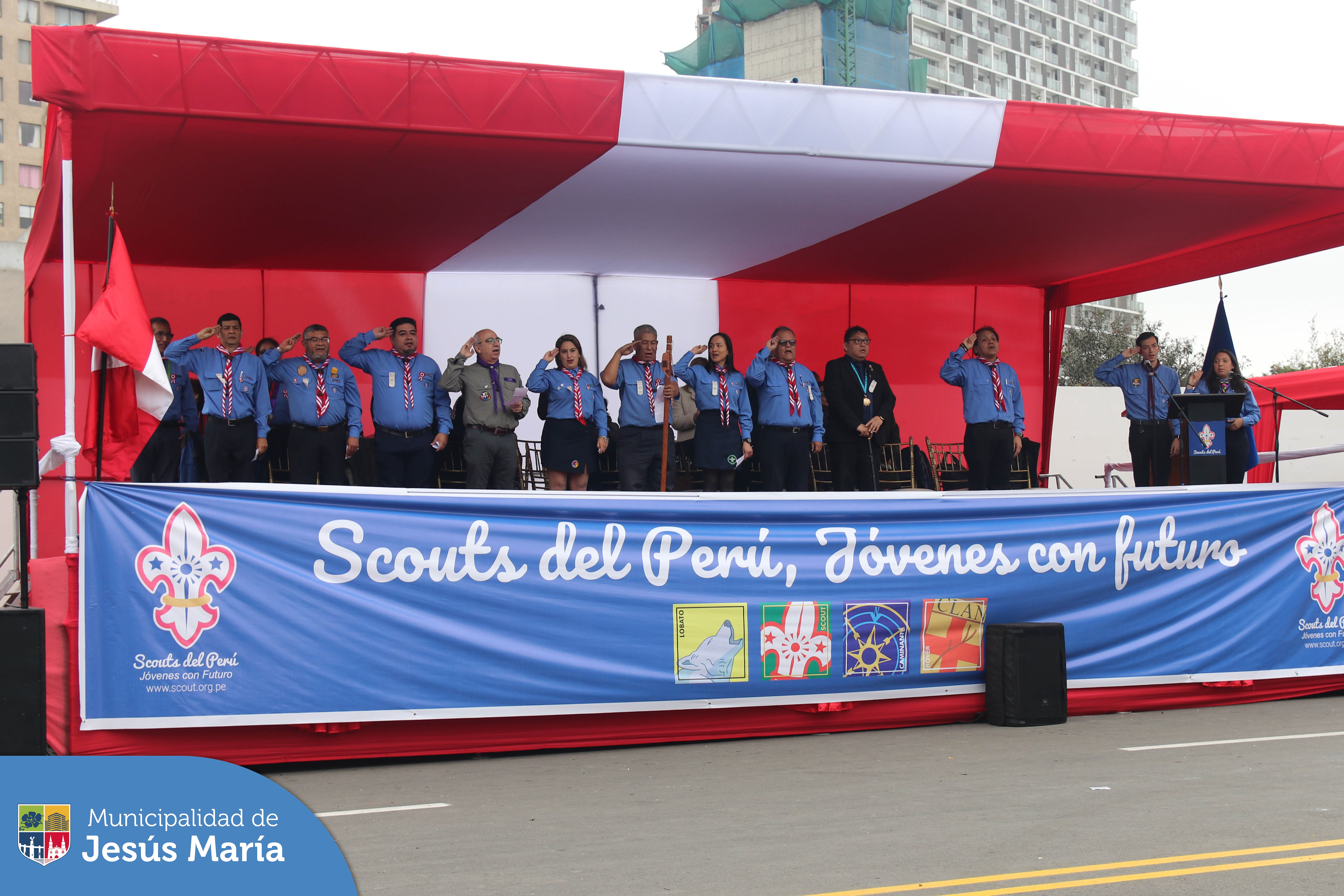 Con gran orgullo, recibimos a nuestros talentosos niños y jóvenes scouts, quienes desfilaron con paso marcial y el clásico saludo de la institución, 🫡 representando con fervor a sus diversos distritos y sedes.🚶‍♂️🚶‍♀️
El evento contó con la presencia de los funcionarios de la Municipalidad de Jesús María y las autoridades de los SCOUTS DEL PERÚ.
¡Mira las mejores fotos de esta muestra de compromiso, unión y espíritu!