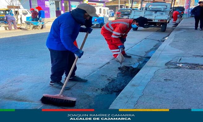 📌Esta mañana, la gerencia de Desarrollo Ambiental realizó una jornada de limpieza y desarenado de cunetas y bermas en el Sector 13 del barrio San Martín. La actividad, que se llevó a cabo en las cuadras 15, 16 y 17, contó con la colaboración de la junta vecinal del sector. Los trabajadores municipales removieron arena y residuos acumulados, mejorando el drenaje pluvial y la apariencia de la zona.
✅Los vecinos del barrio San Martín expresaron su agradecimiento con esta intervención, subrayando la importancia de mantener las cunetas y bermas limpias para prevenir inundaciones.