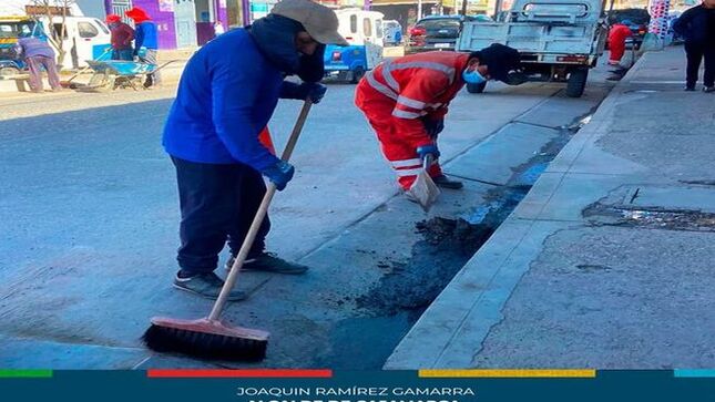 📌Esta mañana, la gerencia de Desarrollo Ambiental realizó una jornada de limpieza y desarenado de cunetas y bermas en el Sector 13 del barrio San Martín. La actividad, que se llevó a cabo en las cuadras 15, 16 y 17, contó con la colaboración de la junta vecinal del sector. Los trabajadores municipales removieron arena y residuos acumulados, mejorando el drenaje pluvial y la apariencia de la zona.
✅Los vecinos del barrio San Martín expresaron su agradecimiento con esta intervención, subrayando la importancia de mantener las cunetas y bermas limpias para prevenir inundaciones. 