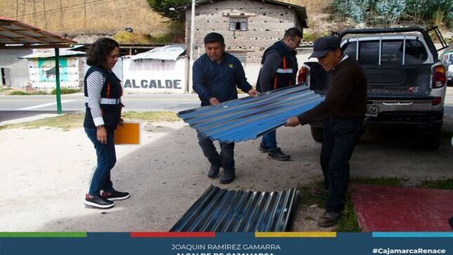 📌El último fin de semana, se registró un incendio en el kilómetro 19 de Cochapampa, en el centro poblado Nuevo Texas, teniendo una rápida respuesta y apoyo inmediato por parte de la primera autoridad edil. El alcalde Joaquin Ramírez coordinó desde el Centro de Operaciones de Emergencia Provincial, desplegando recursos para evaluar la situación y ofrecer ayuda a la familia afectada. Esta ayuda constó de calaminas para apoyar la reconstrucción de la vivienda dañada, mientras las autoridades continúan monitoreando la situación y trabajando con la comunidad para garantizar seguridad y bienestar.