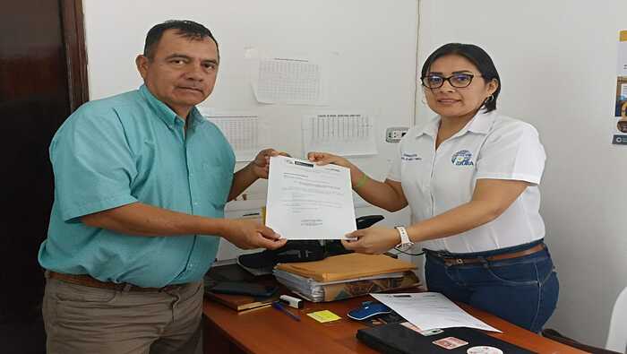 Alcalde de Tamarindo, Hernán Farias Medina junto a la Dir. Ing. Gaby Julca Cumbicus.