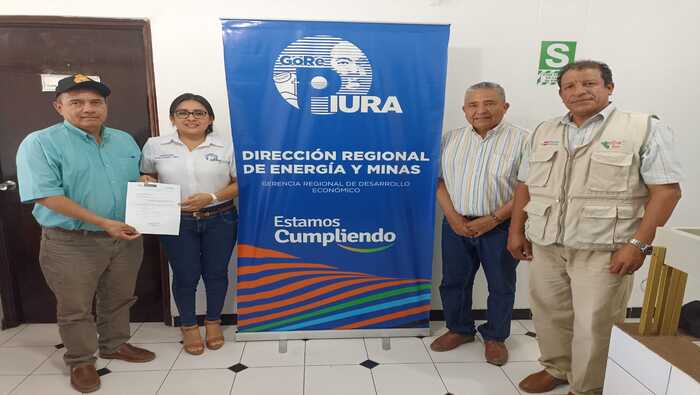 Foto grupal de las autoridades de Tamarindo, la Dir. DREM, Ing. Gaby Julca y el Ger. Desarrollo Económico, Ing. Antonio Valdiviezo