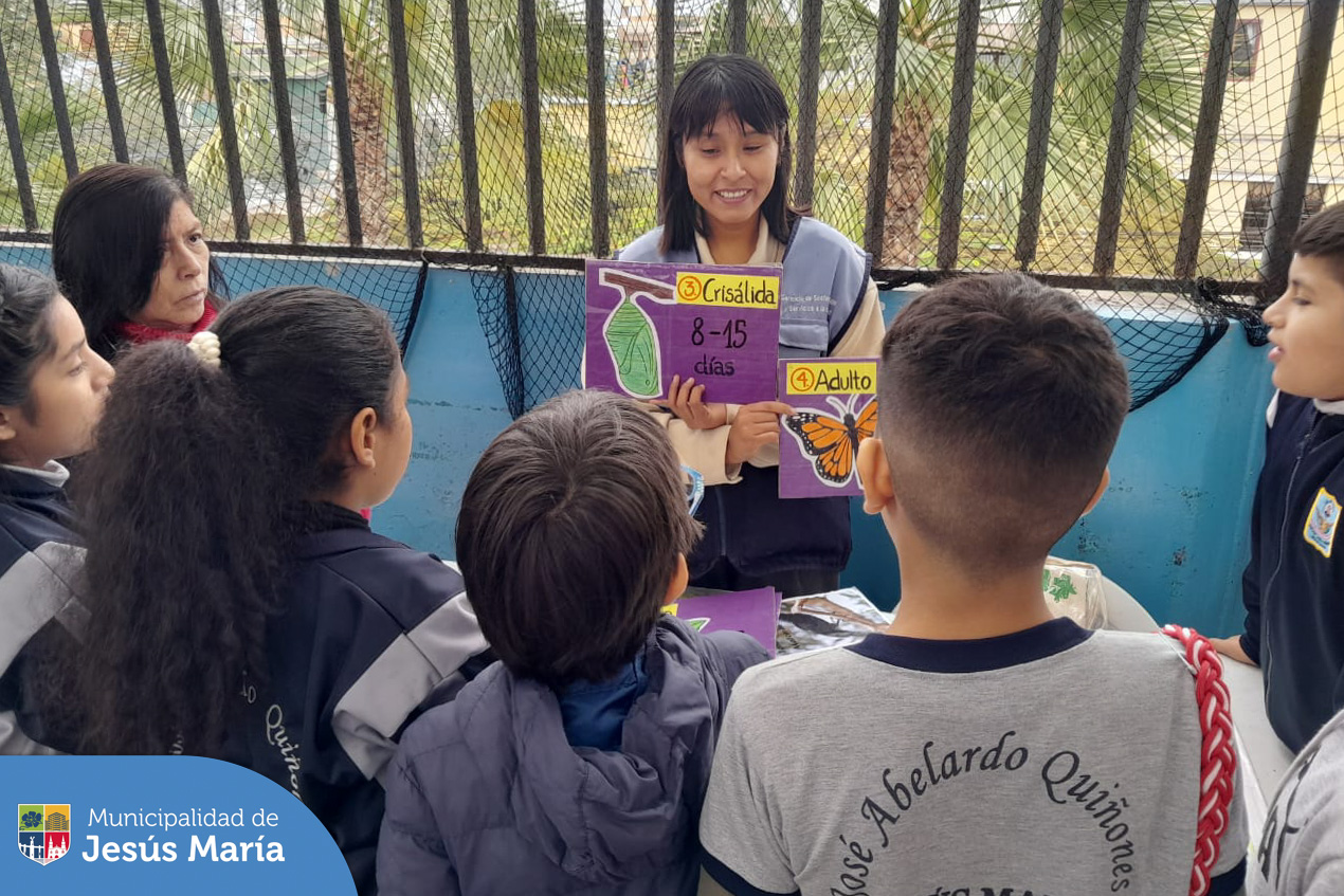 A través del programa EDUCCA, llegamos al nivel primaria del CAP FAP José Abelardo Quiñones, para brindar charlas sobre el cuidado al medio ambiente 🌎 y biodiversidad, además de capacitaciones sobre reciclaje ♻️ y juegos lúdicos con los escolares. 🧩 También instalamos un nuevo botellón para el acopio de botellas de plástico 🚮 y obsequiamos cartucheras y bolsas recicladas a los alumnos.