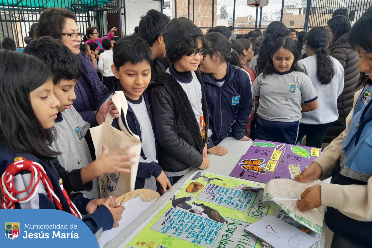 A través del programa EDUCCA, llegamos al nivel primaria del CAP FAP José Abelardo Quiñones, para brindar charlas sobre el cuidado al medio ambiente 🌎 y biodiversidad, además de capacitaciones sobre reciclaje ♻️ y juegos lúdicos con los escolares. 🧩 También instalamos un nuevo botellón para el acopio de botellas de plástico 🚮 y obsequiamos cartucheras y bolsas recicladas a los alumnos.