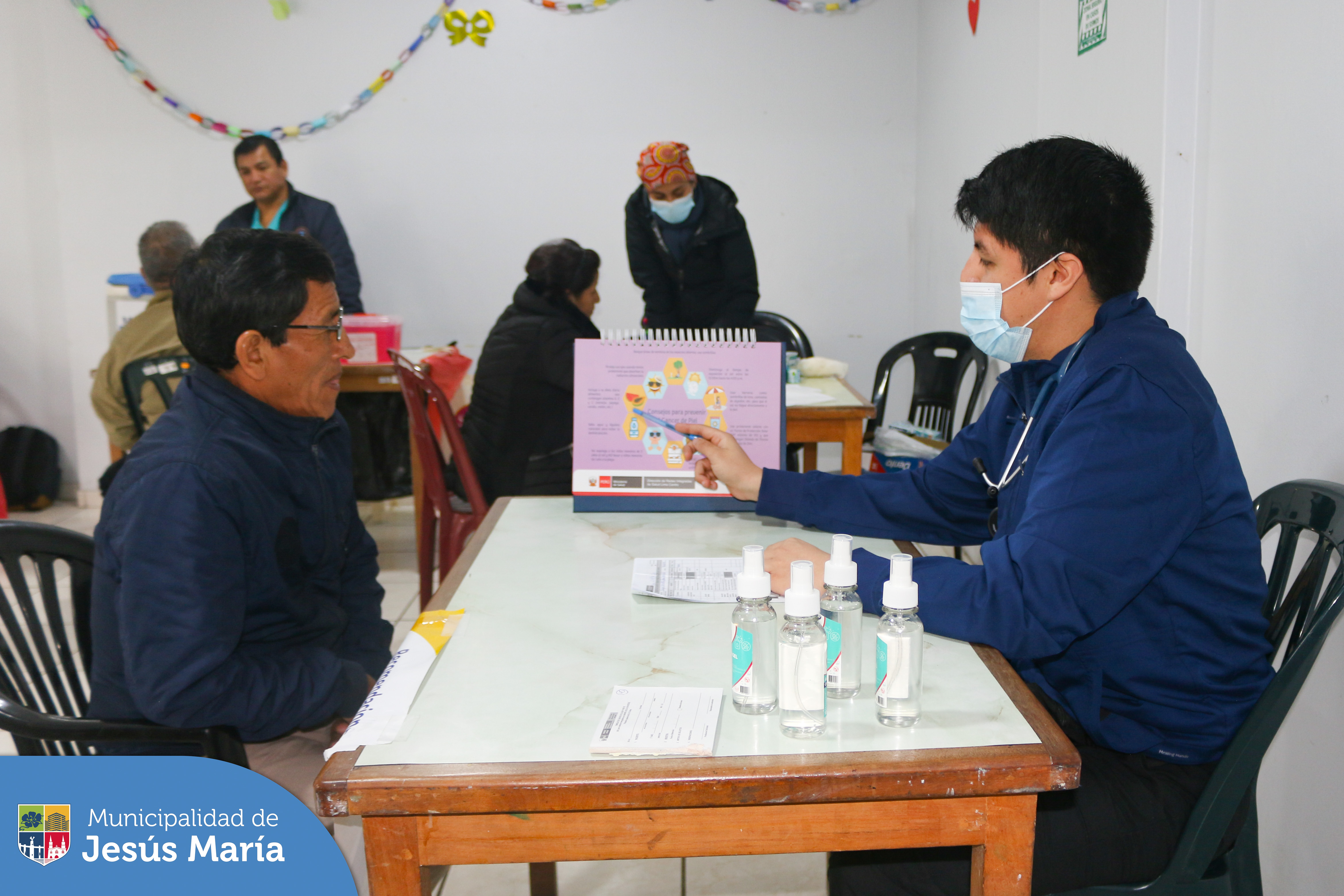 Nuestros adultos mayores 👴🏻 participaron de la Campaña de Salud Gratuita 🩺 en donde accedieron a servicios médicos como nutrición, salud bucal, 🦷 psicología, medicina general, 👨🏻⚕️ vacunación y más. 💉
Estas campañas tienen como objetivo asegurar que nuestros adultos mayores disfruten de una vida plena y saludable.