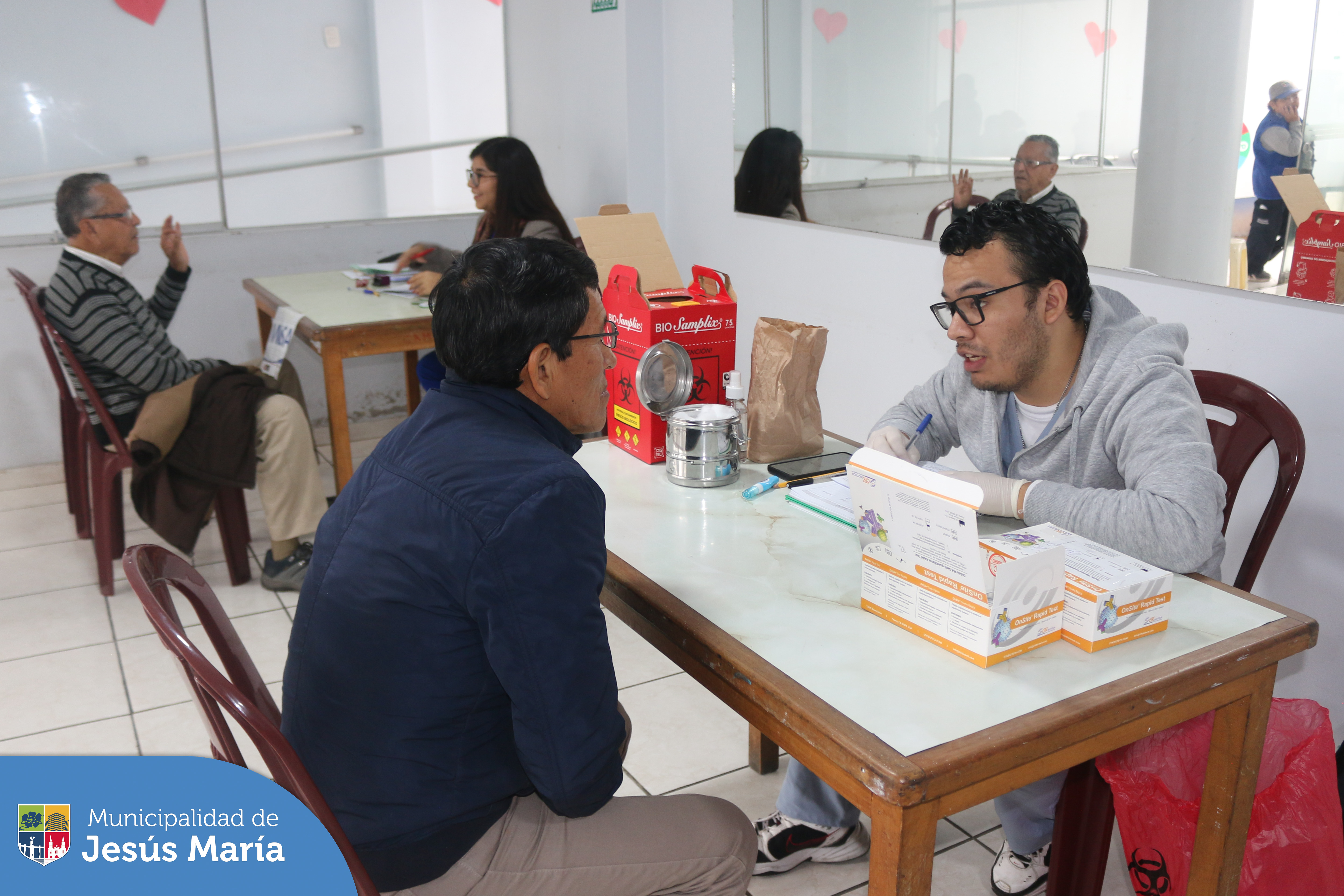 Nuestros adultos mayores 👴🏻 participaron de la Campaña de Salud Gratuita 🩺 en donde accedieron a servicios médicos como nutrición, salud bucal, 🦷 psicología, medicina general, 👨🏻⚕️ vacunación y más. 💉
Estas campañas tienen como objetivo asegurar que nuestros adultos mayores disfruten de una vida plena y saludable.