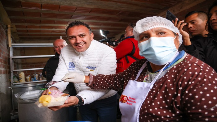 ¡Unidos contra el friaje y la anemia! La Municipalidad de Ventanilla y el MIDIS se unen en una campaña en el A.H. 6 de abril de Pachacútec. Con el trabajo conjunto entre el ministro Julio Demartini y nuestro alcalde 𝐉𝐡𝐨𝐯𝐢𝐧𝐬𝐨𝐧 𝐕𝐚𝐬𝐪𝐮𝐞𝐳, se implementan programas para erradicar la anemia y mejorar la salud. La entrega de productos marinos en la olla común "Jesús en ti confío" de esa zona, es un paso importante en esta lucha, respaldado por la donación de 3 toneladas de pescado por la Sociedad Nacional de Pesquería. ¡Juntos, forjemos un futuro más saludable y próspero para toda la población!