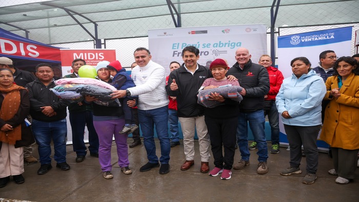 ¡Unidos contra el friaje y la anemia! La Municipalidad de Ventanilla y el MIDIS se unen en una campaña en el A.H. 6 de abril de Pachacútec. Con el trabajo conjunto entre el ministro Julio Demartini y nuestro alcalde 𝐉𝐡𝐨𝐯𝐢𝐧𝐬𝐨𝐧 𝐕𝐚𝐬𝐪𝐮𝐞𝐳, se implementan programas para erradicar la anemia y mejorar la salud. La entrega de productos marinos en la olla común "Jesús en ti confío" de esa zona, es un paso importante en esta lucha, respaldado por la donación de 3 toneladas de pescado por la Sociedad Nacional de Pesquería. ¡Juntos, forjemos un futuro más saludable y próspero para toda la población!