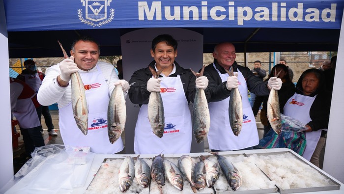 ¡Unidos contra el friaje y la anemia! La Municipalidad de Ventanilla y el MIDIS se unen en una campaña en el A.H. 6 de abril de Pachacútec. Con el trabajo conjunto entre el ministro Julio Demartini y nuestro alcalde 𝐉𝐡𝐨𝐯𝐢𝐧𝐬𝐨𝐧 𝐕𝐚𝐬𝐪𝐮𝐞𝐳, se implementan programas para erradicar la anemia y mejorar la salud. La entrega de productos marinos en la olla común "Jesús en ti confío" de esa zona, es un paso importante en esta lucha, respaldado por la donación de 3 toneladas de pescado por la Sociedad Nacional de Pesquería. ¡Juntos, forjemos un futuro más saludable y próspero para toda la población!
