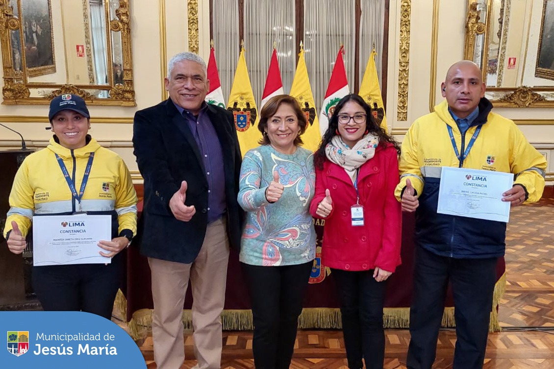 Asistimos a la ceremonia de clausura de los cursos de actualización organizados por la Gerencia de Movilidad Urbana de la Municipalidad de Lima. 🚖 Durante 4 días, los aspirantes para Inspectores Municipales de Tránsito, recibieron información relacionada al Código de Ética, marcos normativos y ordenanzas que rigen al transporte y tránsito terrestre. 🚚
👏🏼 Con estos cursos se fortalecerá su desempeño y contribuirán a una movilidad más eficiente y segura en nuestro distrito.