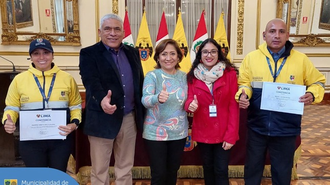 Asistimos a la ceremonia de clausura de los cursos de actualización organizados por la Gerencia de Movilidad Urbana de la Municipalidad de Lima. 🚖 Durante 4 días, los aspirantes para Inspectores Municipales de Tránsito, recibieron información relacionada al Código de Ética, marcos normativos y ordenanzas que rigen al transporte y tránsito terrestre. 🚚
👏🏼 Con estos cursos se fortalecerá su desempeño y contribuirán a una movilidad más eficiente y segura en nuestro distrito.